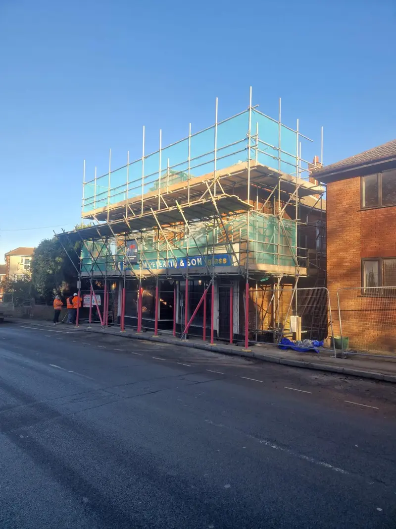 Gable-end scaffold with edge protection
